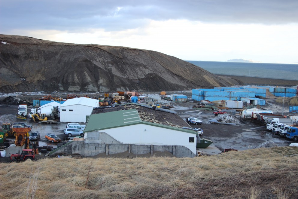 Eins og sjá má vantar þakplötur á meira en helming húsnæðis Steypustöðvarinnar við Skarðseyri á Sauðárkróki. Mynd: Feykir/ KSE
