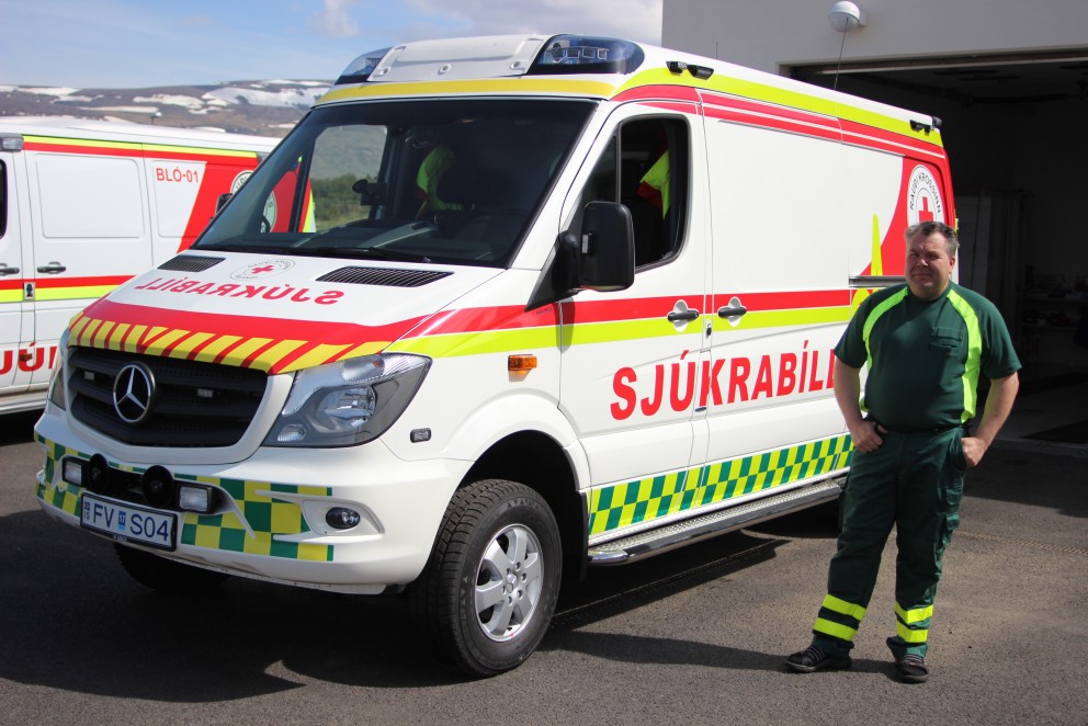 Einar Óli Fossdal við nýja sjúkrabílinn. Mynd: KSE