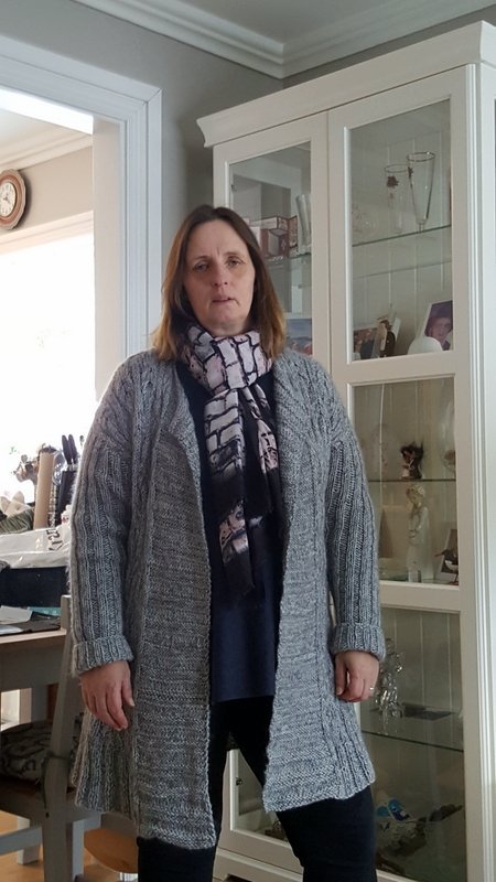 Friðfinna Lilja Símonardóttir í notalegri peysu sem hún prjónaði. Aðsendar myndir.