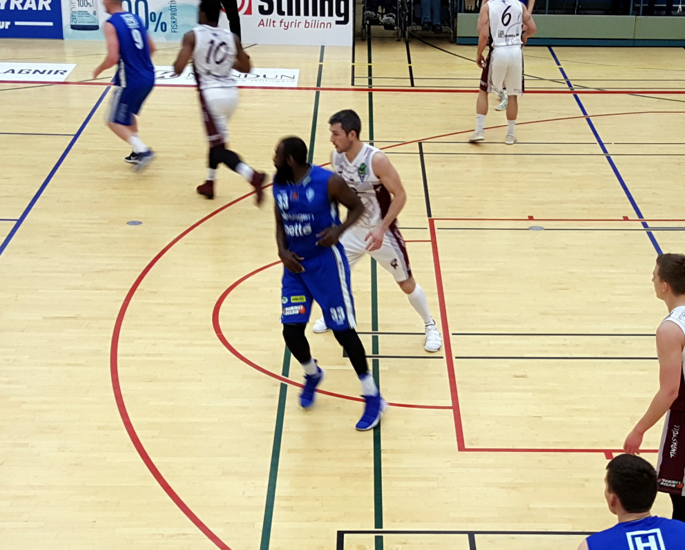 Axel Kára er mikill vinnuþjarkur á vellinum og fáir sem fara fram hjá honum.