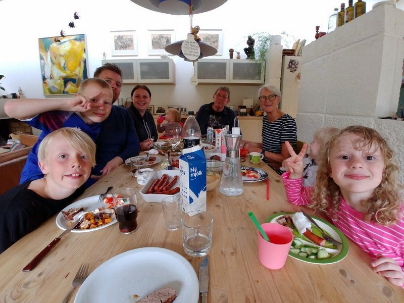 Árni við endann og Ásdís t.h. ásamt hluta stórfjölskyldunnar. Aðsend mynd.