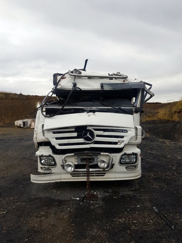 Sem sjá má er bíllinn illa farinn eftir veltuna. Aðsend mynd.