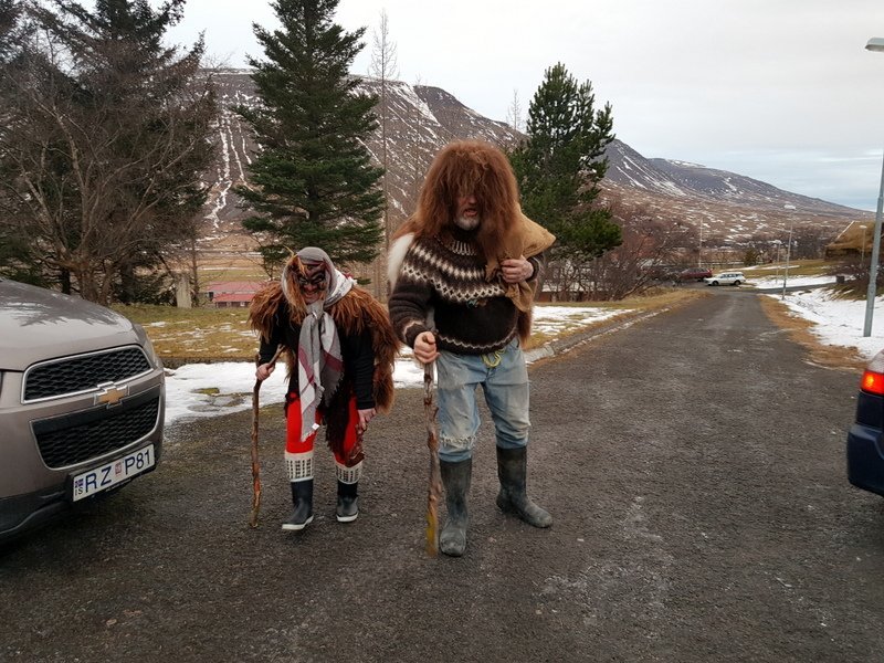 Grýla og Leppalúði á leið í Hólaskóg. Mynd: PF.