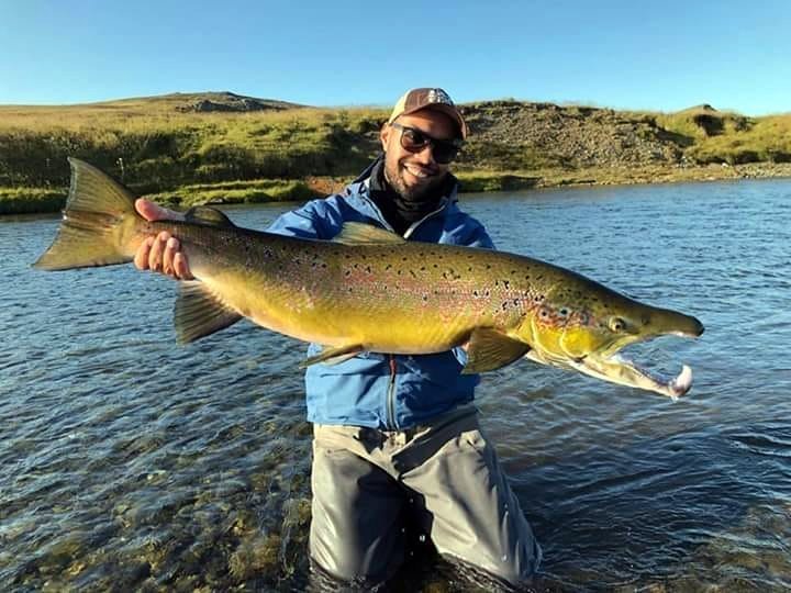 Axel Björn Clausen með stórlaxinn. Mynd:votnogveidi.is