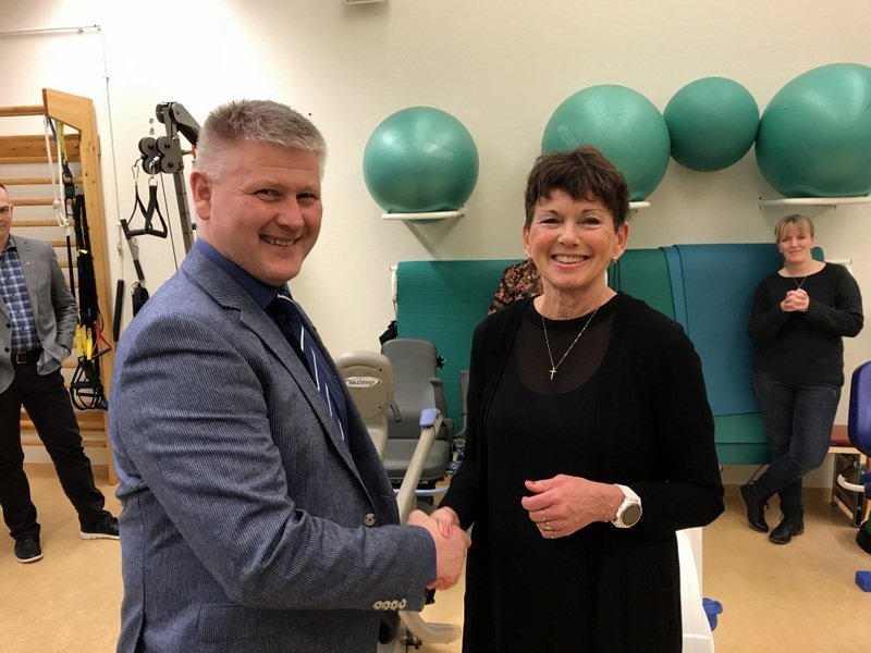 Alfreð Guðmundsson og Herdís Klausen sem veitti tækinu viðtöku fyrir hönd HSN. Aðsend mynd.