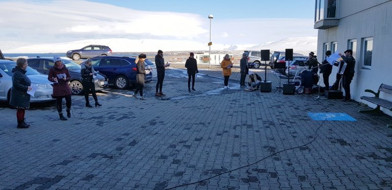 Sungið fyrir heimilisfólk HSN - Myndband