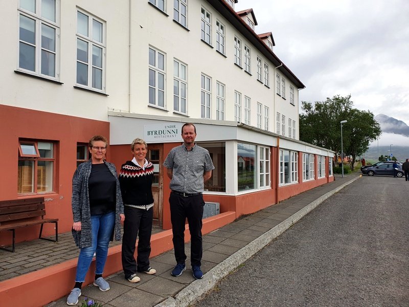 Á myndinni eru frá vinstri Hrönn Jónsdóttir og Christine Hellwig f.h. Kvenfélags Hólahrepps og Gústaf Gústafsson hjá Hjaltadal ferðaþjónustu. Aðsend mynd.