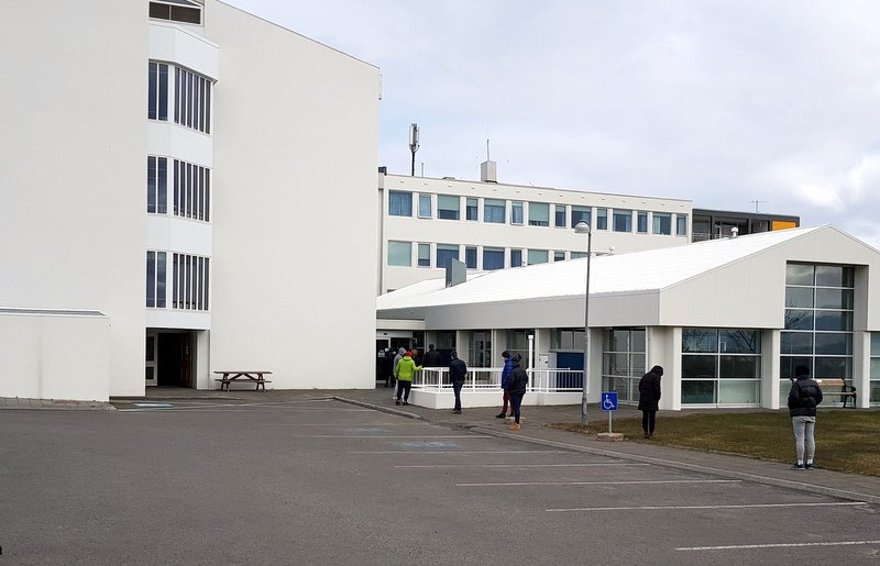Mikið hefur verið að gera á heilsugæslunni á Sauðárkróki um helgina þar sem fjöldi manns hefur farið í sýnatöku vegna hópsmits sem blossaði upp fyrir helgi Myndir: PF.