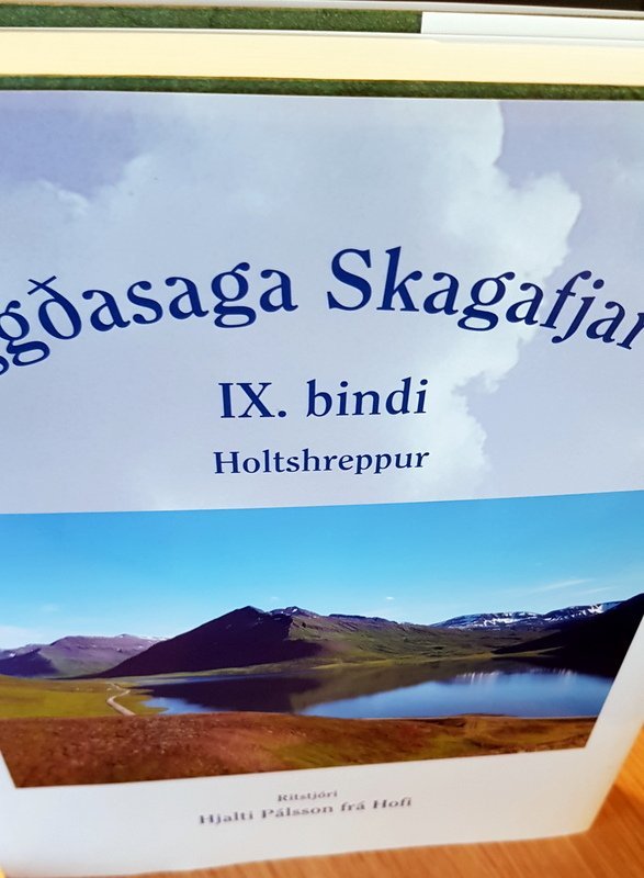 Samkvæmt nýrri verðskrá Póstsins má Sögufélag Skagfirðinga búast við því að sendingarkostnaður nýju Byggðasögubókarinnar hækki um allt að 600 krónur, úr 1105 kr. upp í 1690 kr. sé hún send á svæði 4 og vegi a.m.k. 2 kg. Mynd: PF
