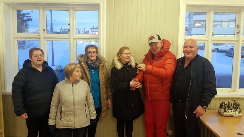 Halldór Hreinsson afhendir fulltrúum stjórnar Félags eldri borgara í Húnaþingi vestra lyklavöld að gamla verslunarhúsnæði Sigurðar Pálmasonar.  Aðsendar myndir.