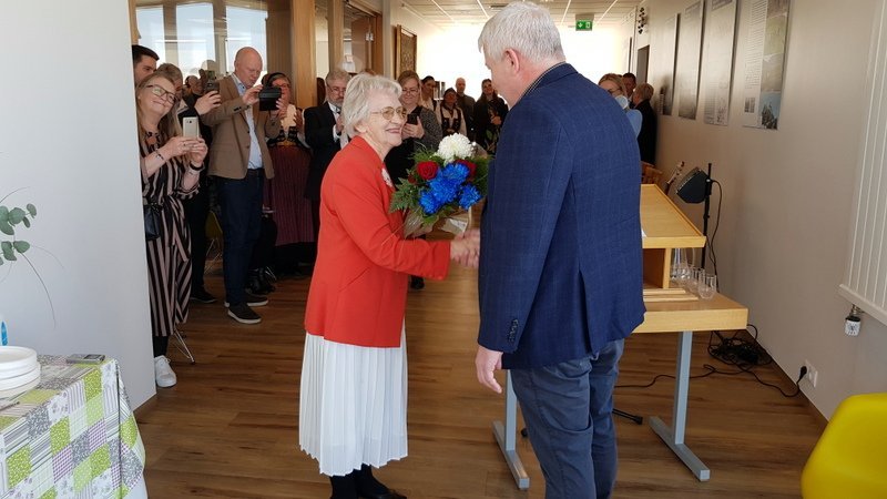 Helga Bjarnadóttir tekur við Samfélagsverðlaunum úr hendi Gunnsteins Björnssonar, formanns atvinnu, menningar og kynningarnefndar Svf. Skagafjarðar. Myndir PF.