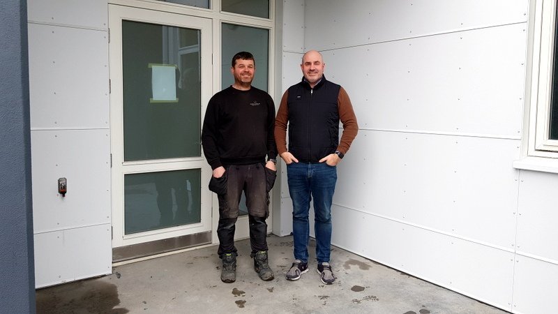 Ari Freyr Ólafsson, yfirsmiður, og Júlíus Jóhannsson, fateignasali, fyrir utan gamla innganginn í barnaskólann. Nú hefur húsið fengið nýtt hlutverk og er allt hið glæsilegasta. Mynd: PF.