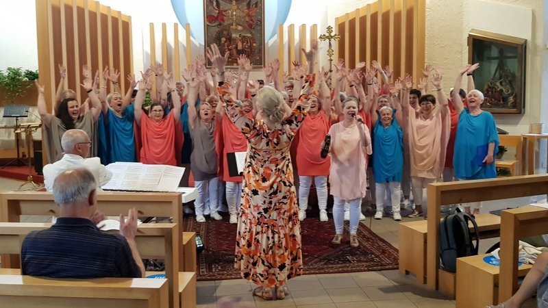 Það var sannarlega glaumur og gleði á tónleikum Kvennakórsins Sóldísar í Corpus Domini kirkjunni í Bolzano, þeim fyrstu utan landsteinanna. Reyndar var gleði allsráðandi alla ferðina og verður lengi í minnum haft. Myndir: PF.