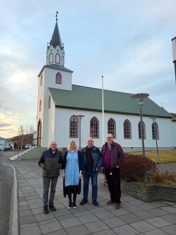 Ingimar Jóhannsson formaður sóknarnefndar, sr. Sigríður Gunnarsdóttir sóknarprestur, Rögnvaldur Valbergsson organisti og Davíð Jóhannsson formaður Kirkjukórs Sauðárkróks. Mynd: PF. Aðrar myndir eru fengnar úr bókinni Sauðárkrókskirkja og formæður hennar.