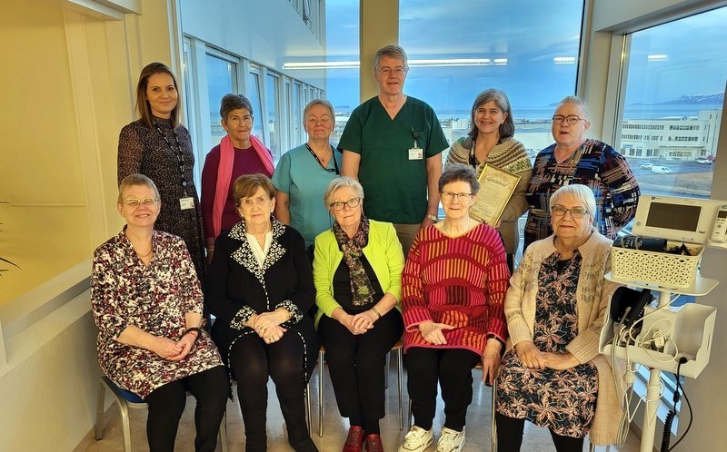 Við afhendingu gjafabréfsins. Aftari röð f.v. Bryndís Lilja Hallsdóttir mannauðsstjóri, Ragna Jóhannsdóttir, Guðbjörg Árnadóttir deildarstjóri, Þorsteinn Þorsteinsson yfirlæknir, Kristrún Snjólfsdóttir og Sigurdríf Jónatansdóttir. Neðri röð: Helga Haraldsdóttir, Gíslína Helgadóttir, Engilráð M. Sigurðardóttir, Steinunn Hjartardóttir og Jóna B. Heiðdal. Hægra megin má líta tækin sem fólst í gjöf Hannesar til sjúkrahússins. Mynd: PF.