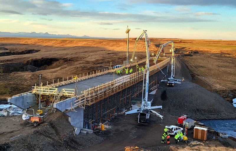 Ellefu steypubílar óku rúmlega 800 rúmmetrum af steypu í dekkið á nýju brúnni yfir Laxá í Refasveit í allan gærdag og fram á morgun eða í 22 tíma alls. Fjöldi manns komu að verkinu og sjá má á myndinni að margir lögðu hönd a plóg á brúnni og eru þá margir ótaldir sem annars staðar unnu sín verk. Myndir PF.