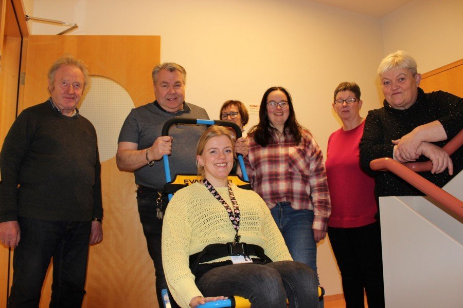 Einar sýnir gestum hvernig stólinn virkar. Mynd: Hlynur Tryggvason