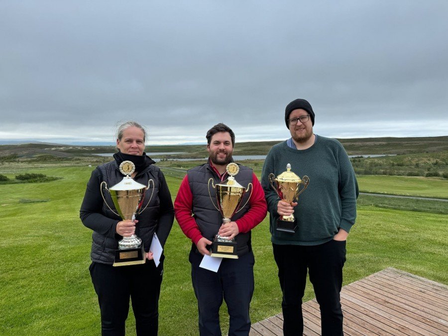 Greta Björg, Eyþór Franzson og Grímur Rúnar með verðlaunin. Mynd tekin af huni.is.