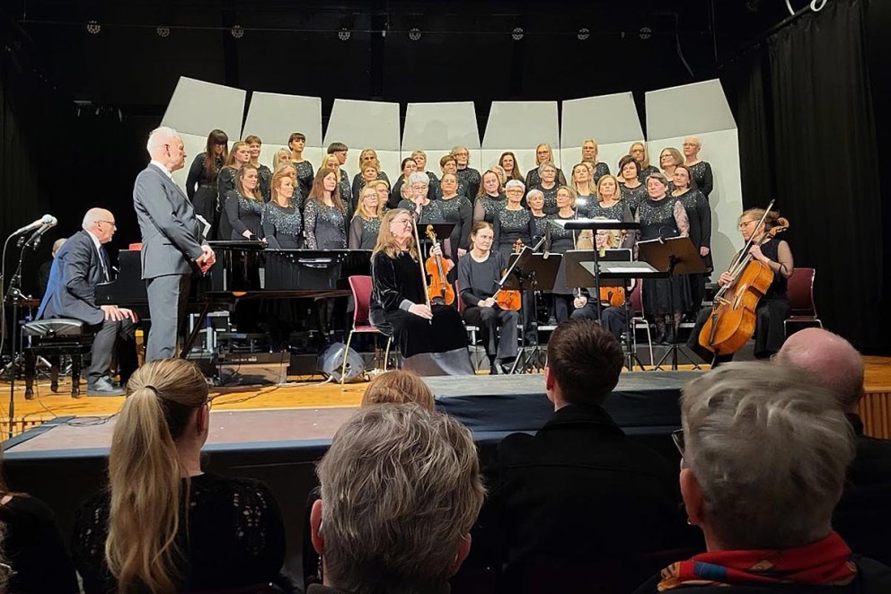 Kvennakórinn Sóldís ásamt hljóðfæraleikurum sem fram komu með kórnum. MYNDIR: PALLI FRIÐRIKS