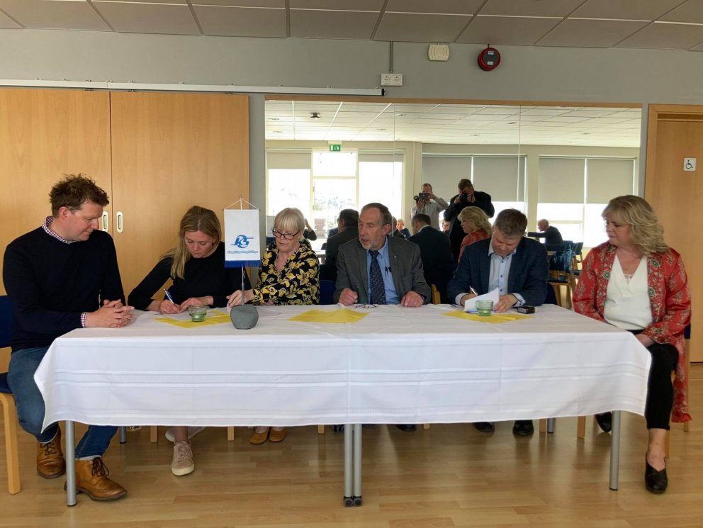 Við undiritun í dag. Mynd: SMH