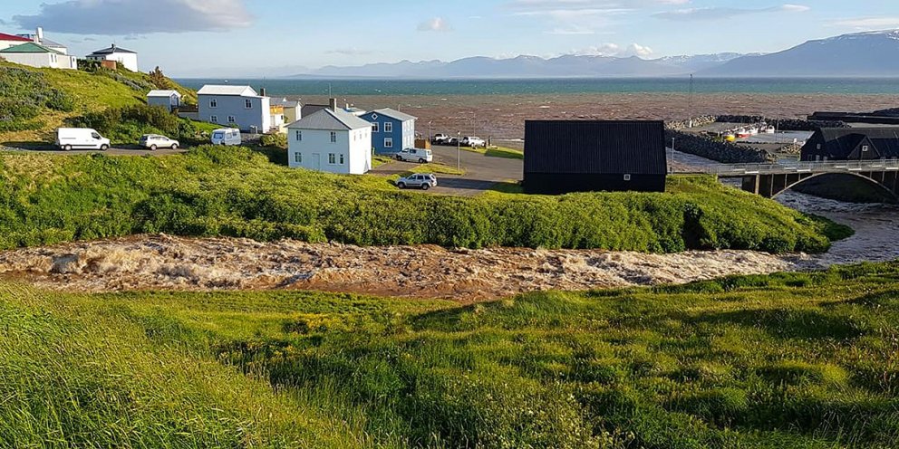 Hofsáin streymir mórauð niður í Skagafjörðinn. MYNDIR: FE