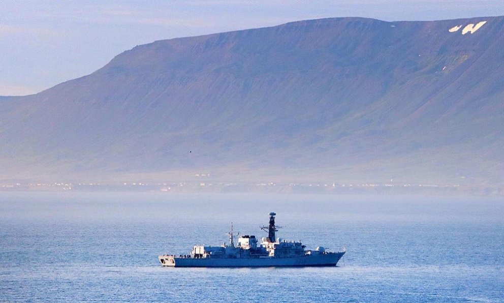 HMS Northumberland með Hofsós í bakgrunni. MYNDIR: ÓAB