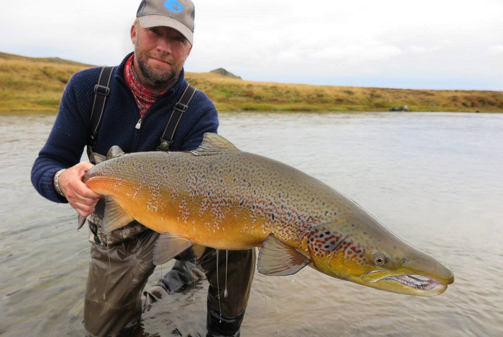 Nils Folmer Jorgensen með „þann litla“ sem hann náði í Víðidalsá. Hann mældist 106 sm langur og 56 sm um sig. MYND: JÓHANN HAFNFJÖRÐ RAFNSSON