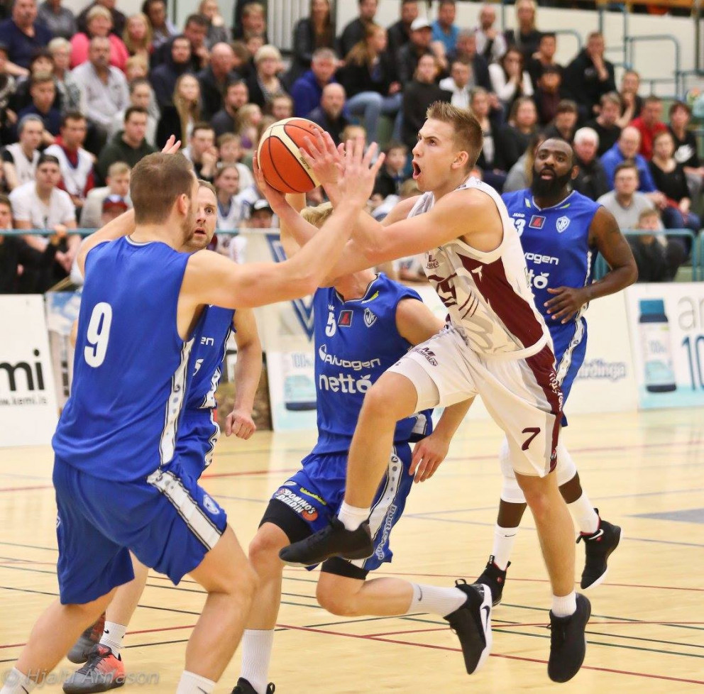 Pétur í baráttu við ÍR-inga í Síkinu fyrr í vetur.  MYND: HJALTI ÁRNA