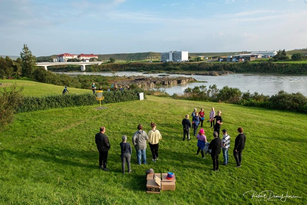 Vígslugestir láta reyna á færni sína í Frisbígolfi eða svokölluðu folfi. MYNDIR: RÓBERT DANÍEL