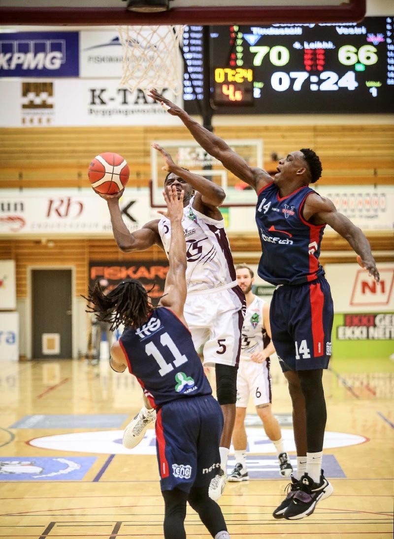 Taiwo Badmus sækir að körfu Ísfirðinga í gærkvöldi. MYND: HJALTI ÁRNA