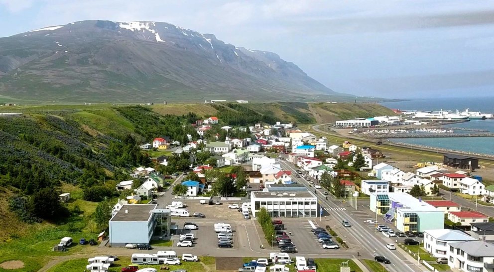Séð yfir gamla bæinn á Sauðárkróki þar sem sumir hafa séð fyrir sér að reisa hótel. Flæðarnar og Bílaverkstæðisreiturinn hafa verið nefnd til sögunnar sem heppileg staðsetning fyrir hótel en skiptar skoðanir hafa verið um það. MYND: JAP