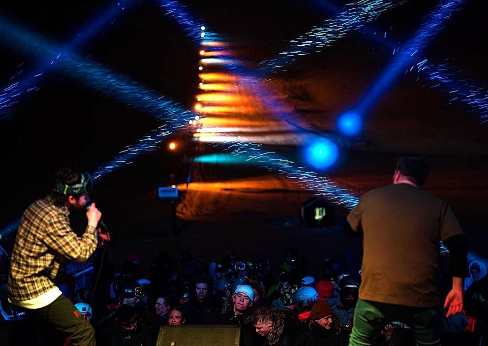 Arnar og Helgi (Úlfur Úlfur) í stuði og skíðabrekkan í baksýn. MYNDIR: @solstefphography