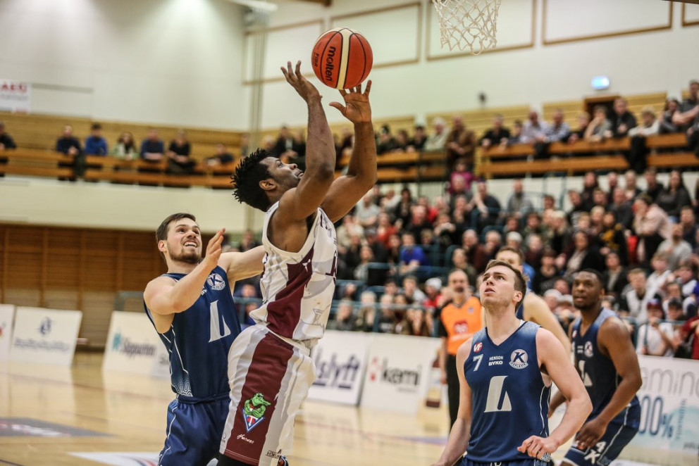 Hester undir körfu Keflvíkinga. MYND: HJALTI ÁRNA