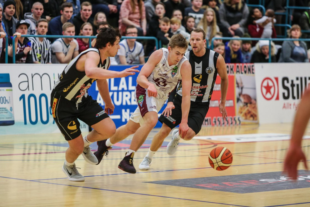 Pétur brýst í gegnum vörn KR. MYND: HJALTI ÁRNA