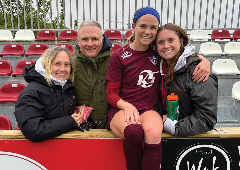 Hannah Jane Cade í faðmi fjölskyldunnar. MYND AF FB