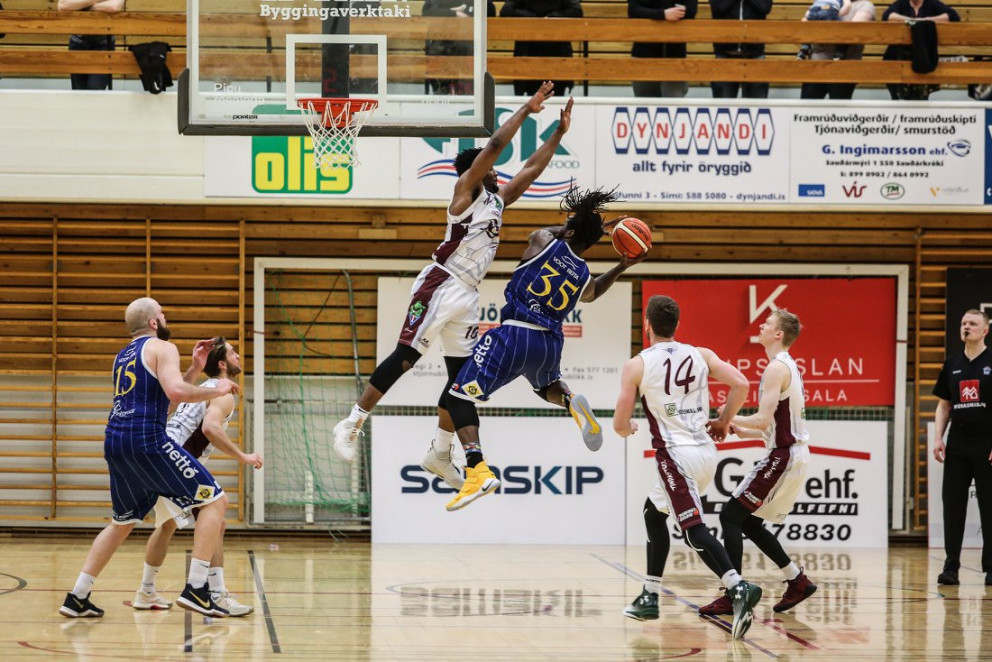 Hester býður Bullock velkominn í Síkið. MYND: HJALTI ÁRNA