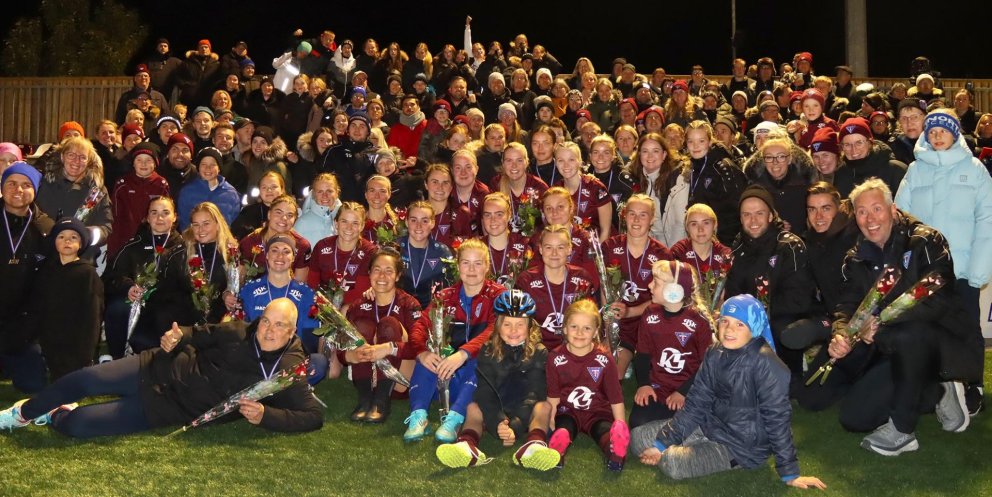 Leikmenn kvennaliðs Tindastóls í knattspyrnu ásamt stuðningsfólki að loknum síðasta leiknum sumarið 2022. MYND: ÓAB