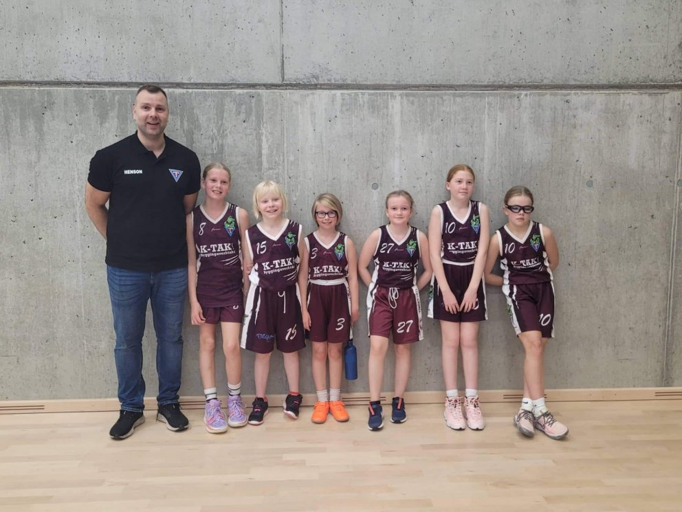 Helgi Freyr ásamt MB10 stúlkum - María, Svanborg, Sibba, Elín, Ellen og Íris.