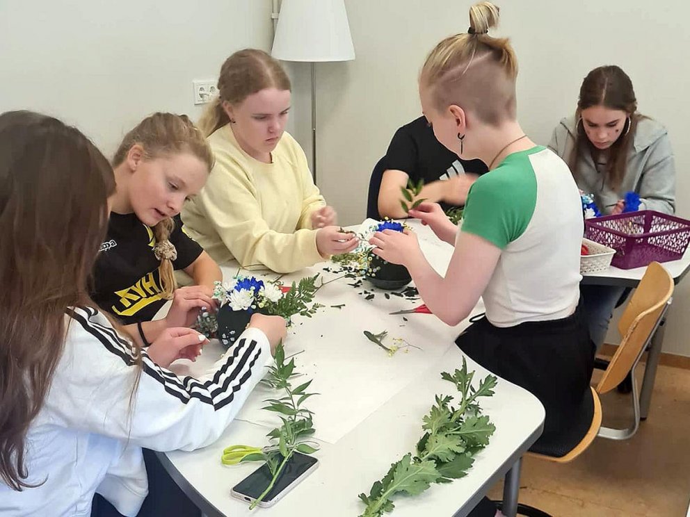 Nemendur fást við blómaskreytingar. MYND AF HEIMASÍÐU GRUNNSKÓLA HÚNAÞINGS VESTRA