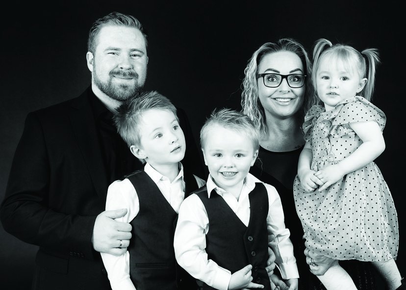 Arnar Skúli, Kristrún Ósk og börnin þeirra þrjú. Mynd aðsend.