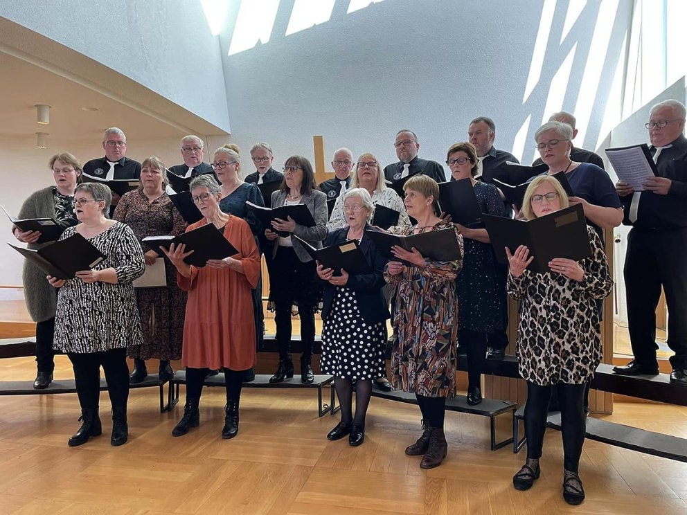 Kirkjukór Blönduóskirkju söng á tónleikunum að lokinni hátíðarmessu. Myndirnar sem hér fylgja fékk Feykir að láni hjá Gísla Gunnarssyni vígslubiskup.