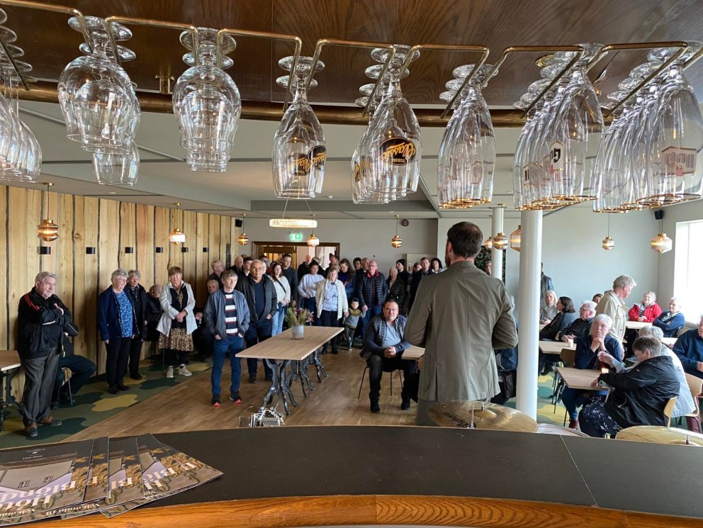 Frá opnunarteitinu. Myndirnar hér að neðan tók Stebbi Lísu.