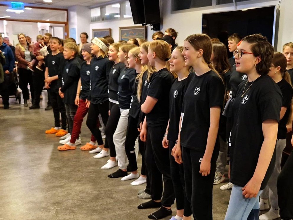 Sungið fyrir gesti á afmælisdegi Árskóla. MYNDIR: ÓBS