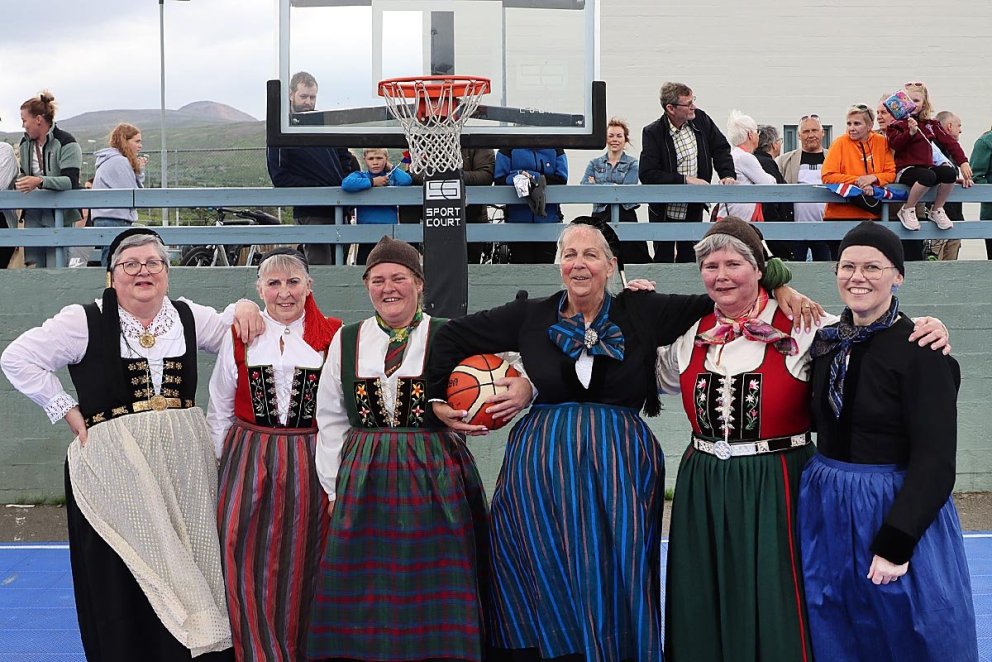 Pilsaþytsstúlkur vígreifar á 17. júní. MYNDIR AF SKAGAFJÖRÐUR.IS