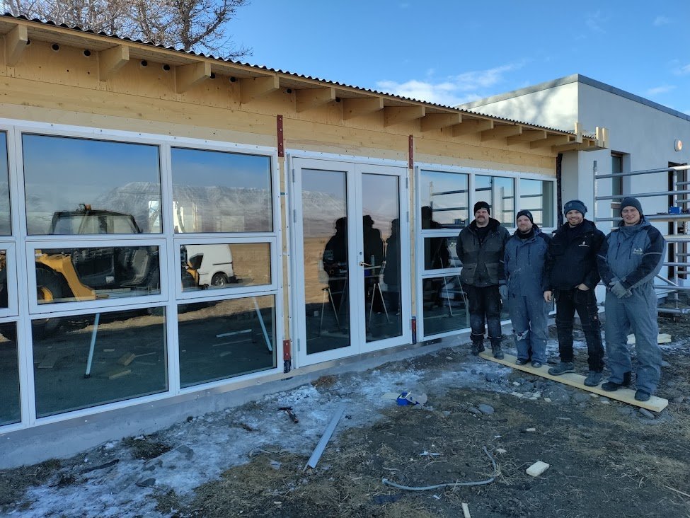 Vaskir menn frá Uppsteypi og sólskálinn góði. Mynd: Gunnar Rögnvaldsson