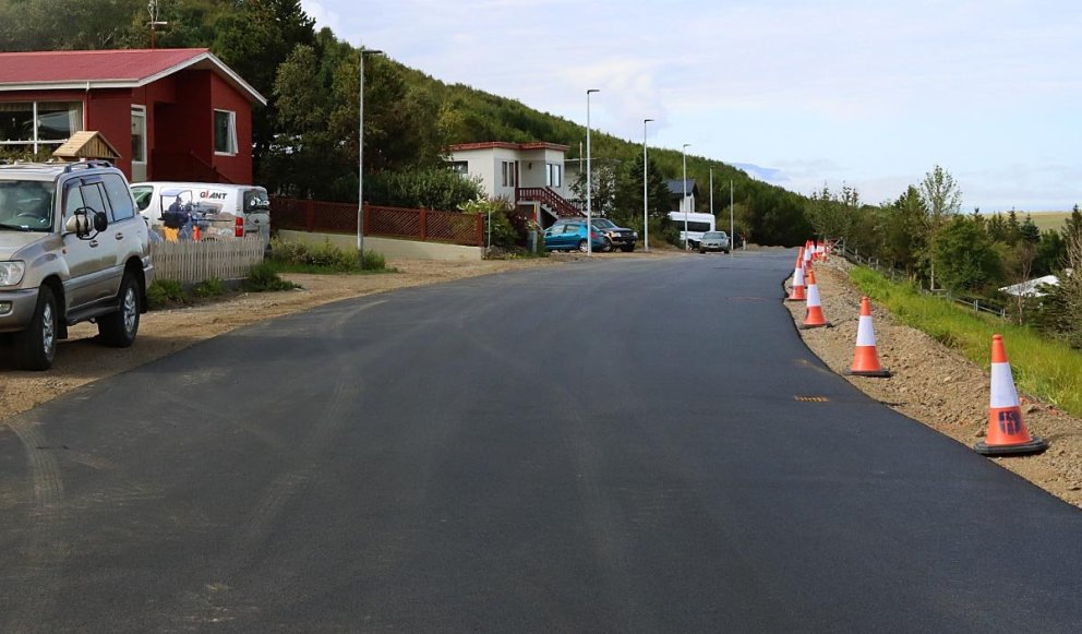 Hér sést að búið er að malbika Norðurbrún. MYND: ÓAB
