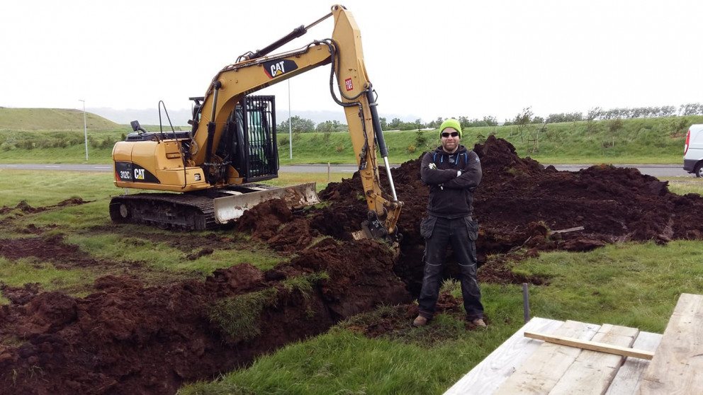 Eigandi hússins, Daníel Sigurðsson, við fyrstu skóflustunguna. Mynd: Sigurlaug Gísladóttir