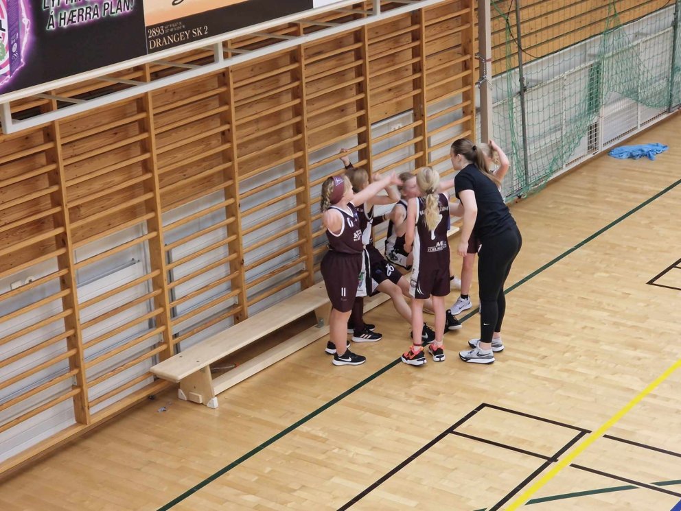 Stelpurnar í 3.-4. bekk ásamt Klöru þjálfara. Myndir sg.