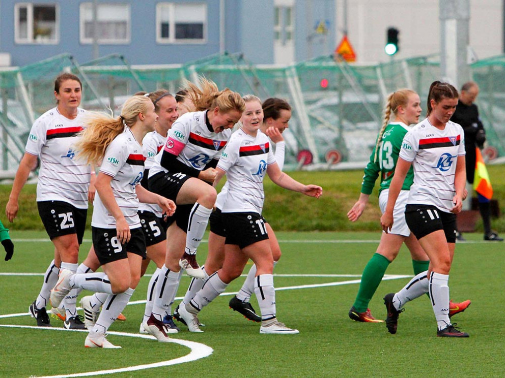 Bryndís Rut og Stólastúlkur fagna sigurmarkinu gegn Völsungi. MYND: ÓAB