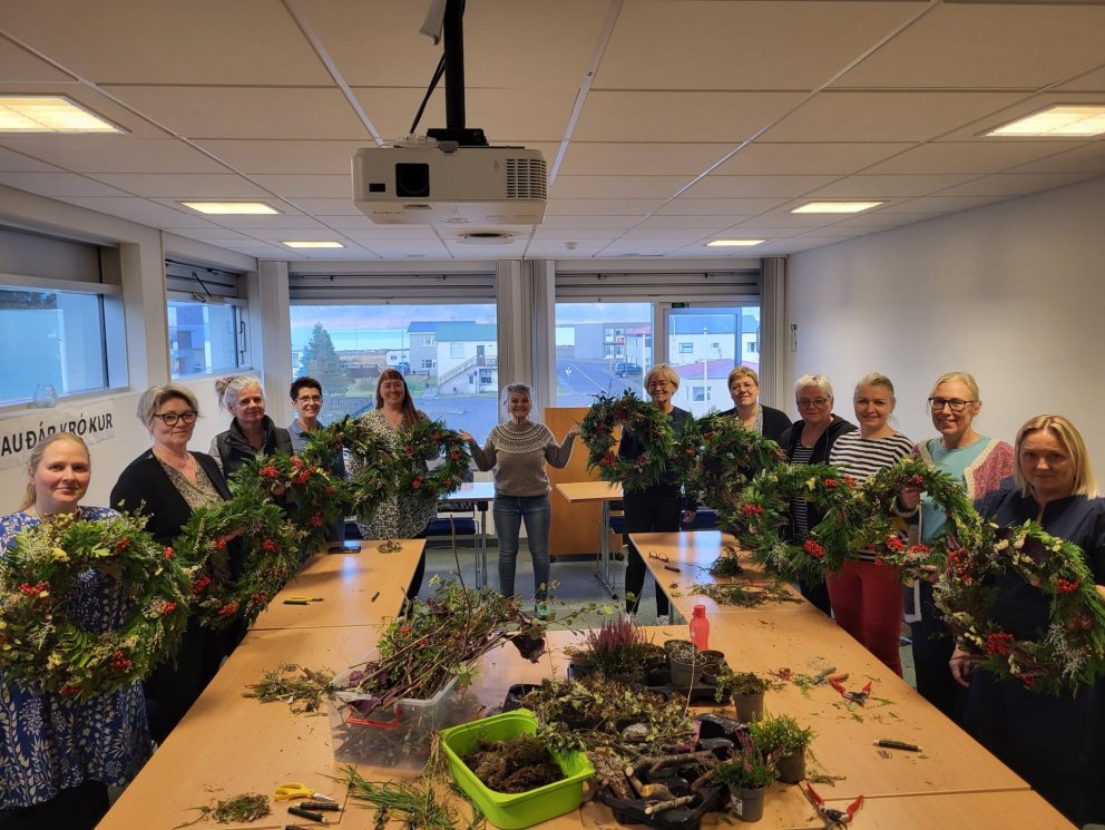 Þátttakendur með kransinn sinn í fyrsta námskeiðinu. Mynd tekin af Facebook-síðu Farskólans.